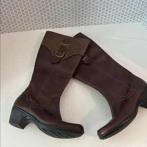 Clarks Bendable Brown Knee High Boots Full Zip
Faux Brass Buckle 2”Heel Size 6 M